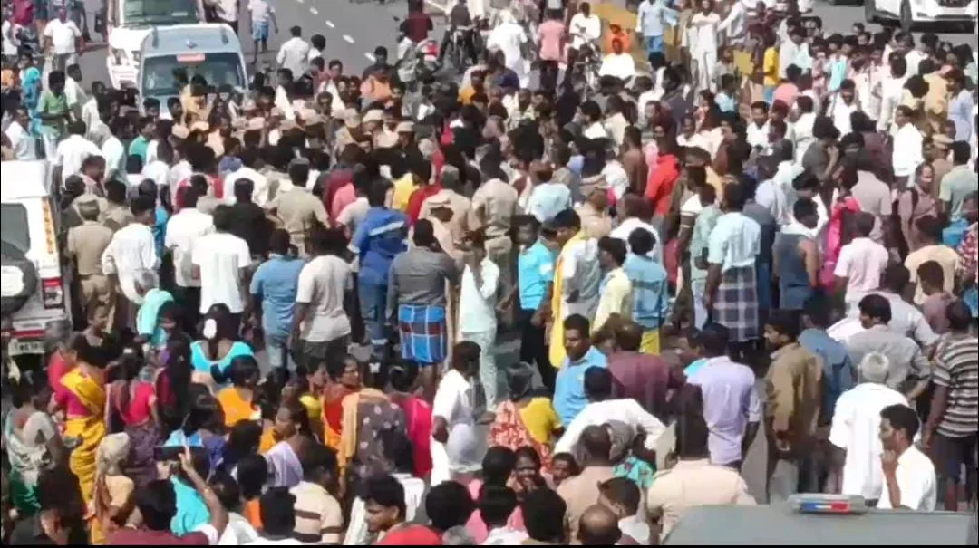 பள்ளி பேருந்து - லாரி மோதல் : மாணவர்கள் காயம், பொதுமக்கள் சாலைமறியல்