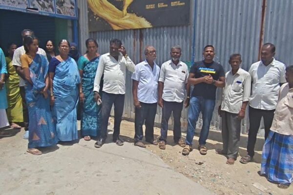 இளைஞர் அடித்துக்கொலை : டாஸ்மாக் கடைக்கு பூட்டு போட்ட பொதுமக்கள்