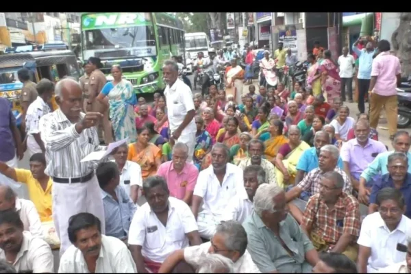ராஜபாளையம் : நெசவாளர்கள் சாலை மறியல் - போக்குவரத்து பாதிப்பு