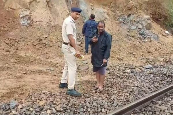 மலைப்பாதையில் ரயில் மீது உருண்டு விழுந்த பாறை - முன்பகுதி சேதம்