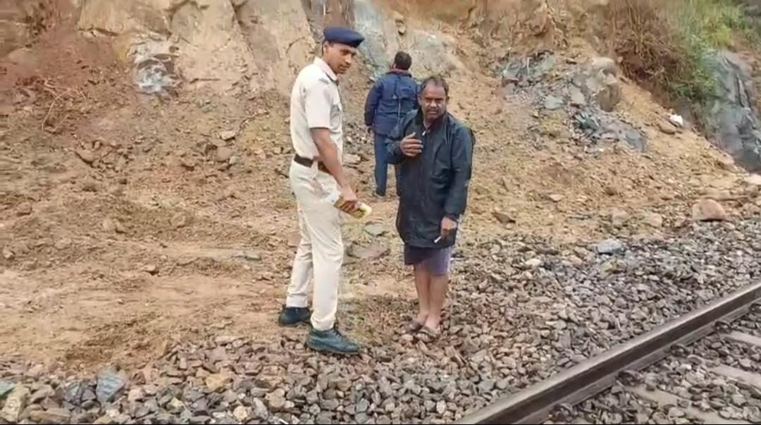 மலைப்பாதையில் ரயில் மீது உருண்டு விழுந்த பாறை - முன்பகுதி சேதம்