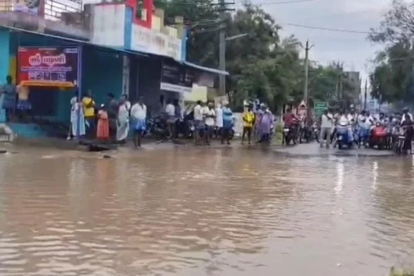 மாரண்டஅள்ளியில் 11.8 செ.மீ. மழை : குடியிருப்புகளை சூழ்ந்த மழைநீர்