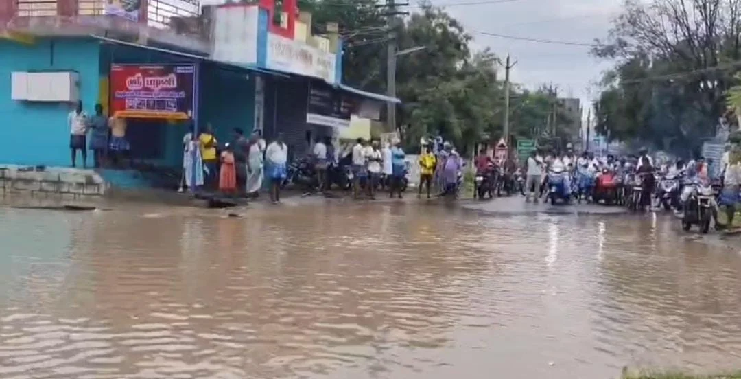 மாரண்டஅள்ளியில் 11.8 செ.மீ. மழை : குடியிருப்புகளை சூழ்ந்த மழைநீர்