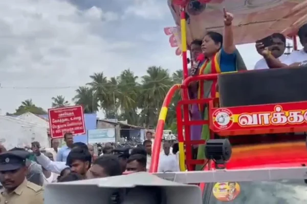 தாராபுரம் : தவெக வோட்பாளருக்கு எதிர்ப்பு : பிரசார வாகனத்தை முற்றுகையிட்டு பொதுமக்கள் முழக்கம்
