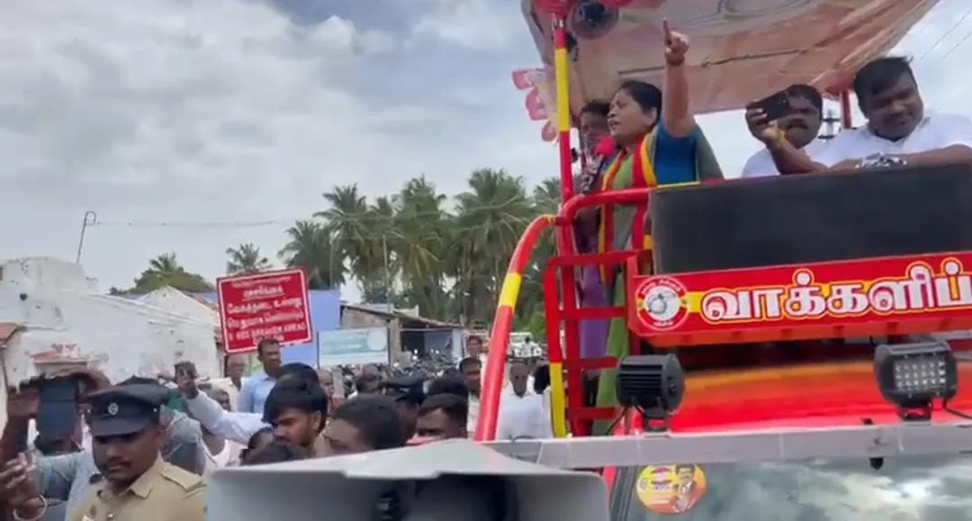 தாராபுரம் : தவெக வோட்பாளருக்கு எதிர்ப்பு : பிரசார வாகனத்தை முற்றுகையிட்டு பொதுமக்கள் முழக்கம்