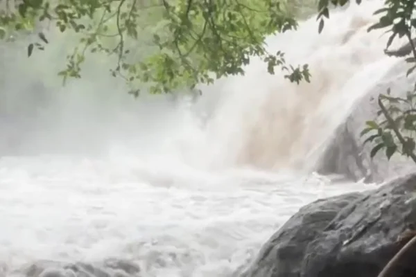 ராக்காச்சி அம்மன் கோவில் நீர்வீழ்ச்சியில் வெள்ளப்பெருக்கு