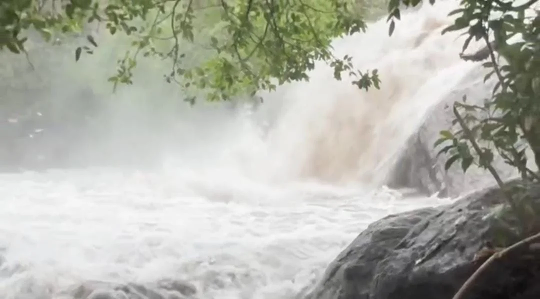 ராக்காச்சி அம்மன் கோவில் நீர்வீழ்ச்சியில் வெள்ளப்பெருக்கு