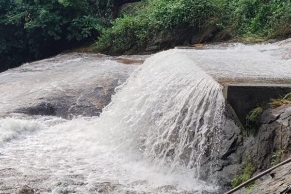 கனமழை எதிரொலி : கோவை குற்றாலம் அருவியில் வெள்ளப்பெருக்கு
