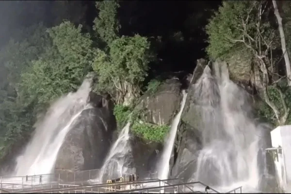 குற்றாலம்அருவிகளில் வெள்ளப்பெருக்கு : குளிக்கத் தடை