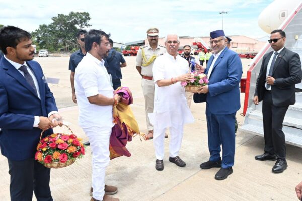 குன்னூரில் தேயிலை தோட்ட அதிபர் மாநாடு : கோவை வந்த துணை குடியரசு தலைவர்