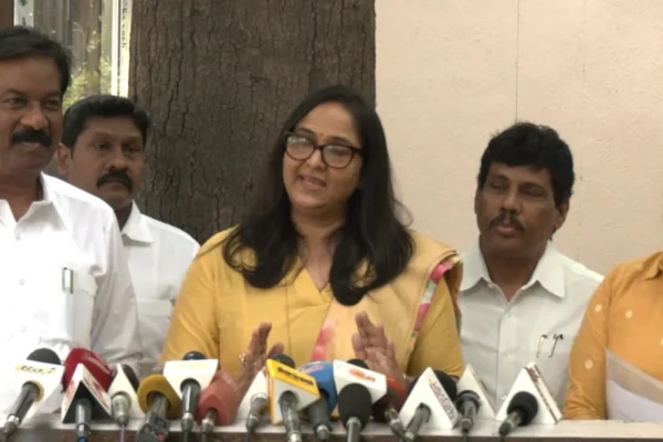 ரூ.46 கோடி செக் மோசடி முயற்சி – நடிகை அம்பிகா மீது நடிகை ராதா புகார்
