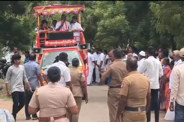 தாராபுரம்: போலீஸ் பாதுகாப்புடன் வாக்கு சேகரித்த தவெக வேட்பாளர்
