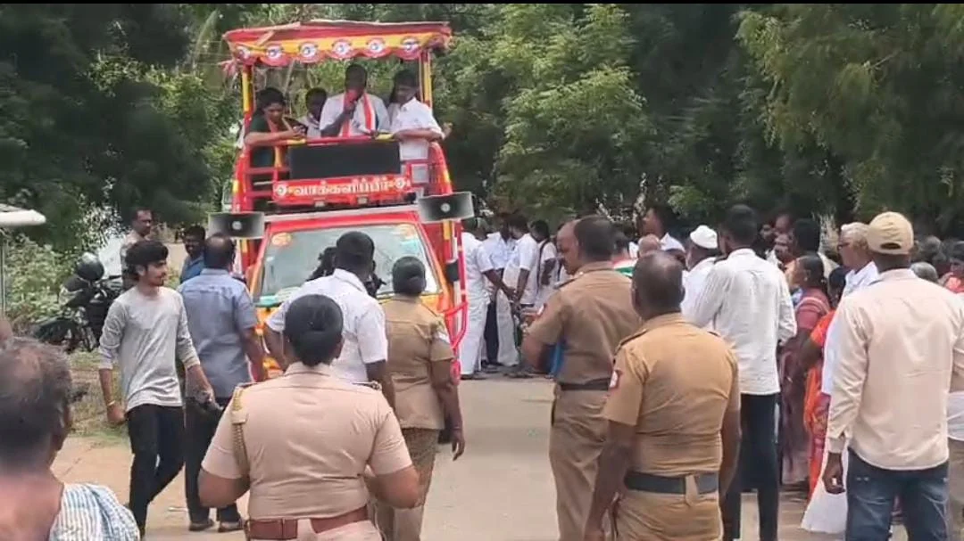 தாராபுரம்: போலீஸ் பாதுகாப்புடன் வாக்கு சேகரித்த தவெக வேட்பாளர்