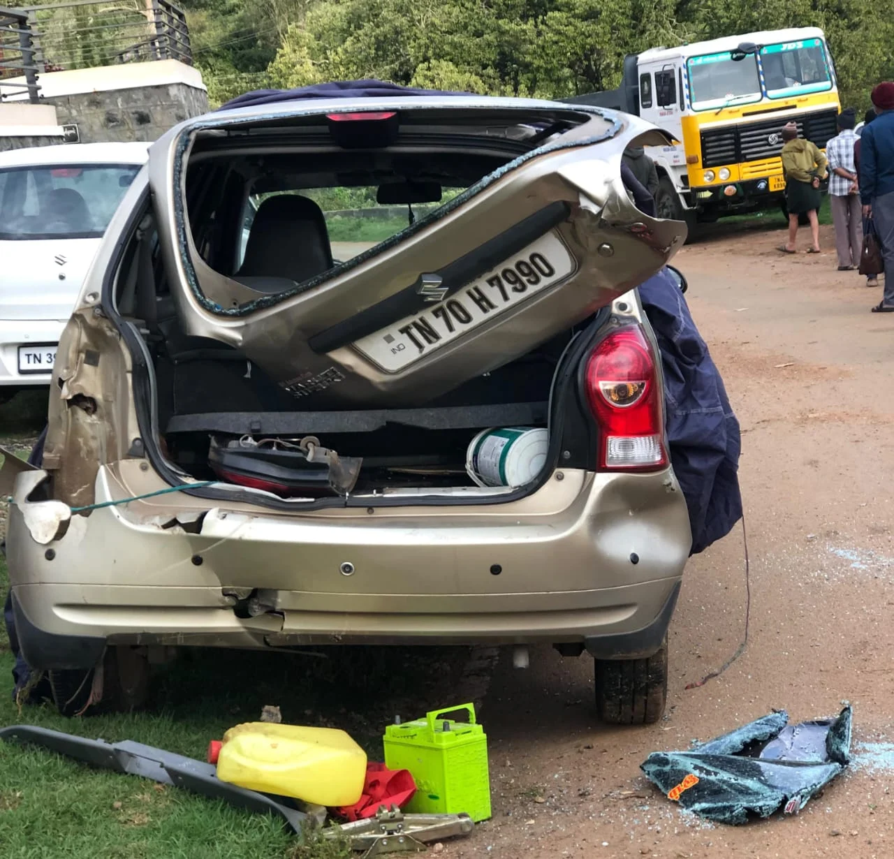கோத்தகிரி : கார்களை சேதப்படுத்திய காட்டெருமைகள்