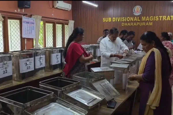 தாராபுரம் இடைத்தேர்தல் : தபால் வாக்கு சேகரிப்பு பணி தீவிரம்
