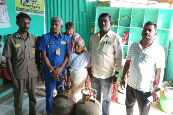 புகார் எதிரொலி : இட்லி பாட்டிக்கு மீண்டும் சிலிண்டர்கள் வழங்கல்