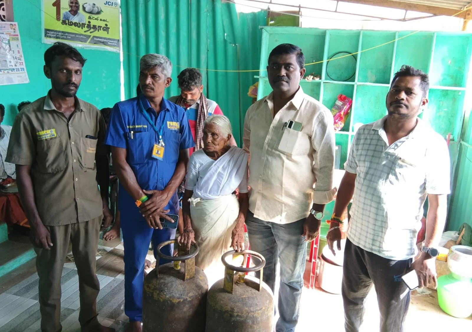 புகார் எதிரொலி : இட்லி பாட்டிக்கு மீண்டும் சிலிண்டர்கள் வழங்கல்