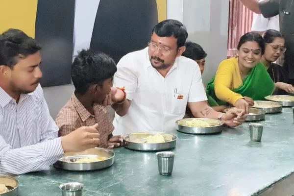 காலை உணவு திட்ட விரிவாக்கம் : மாணவர்களுடன் உணவருந்திய அமைச்சர்