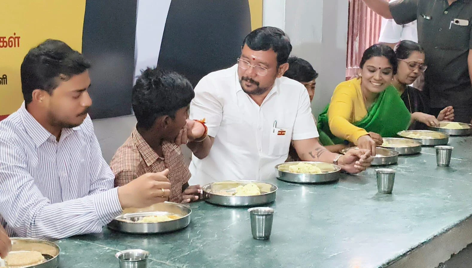 காலை உணவு திட்ட விரிவாக்கம் : மாணவர்களுடன் உணவருந்திய அமைச்சர்