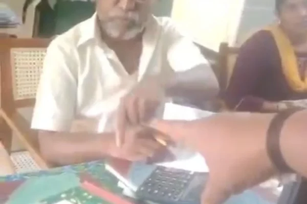 கடன் வழங்க ரூ.500 லஞ்சம் கேட்டதாக புகார்: கூட்டுறவுச் சங்க ஊழியர்களிடம் பெண்கள் வாக்குவாதம்