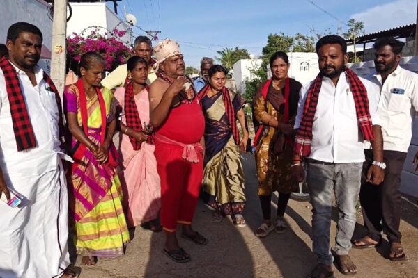 தாராபுரம் இடைத்தேர்தல் : குடுகுடுப்பை அடித்து திமுகவினர் வாக்கு சேகரிப்பு