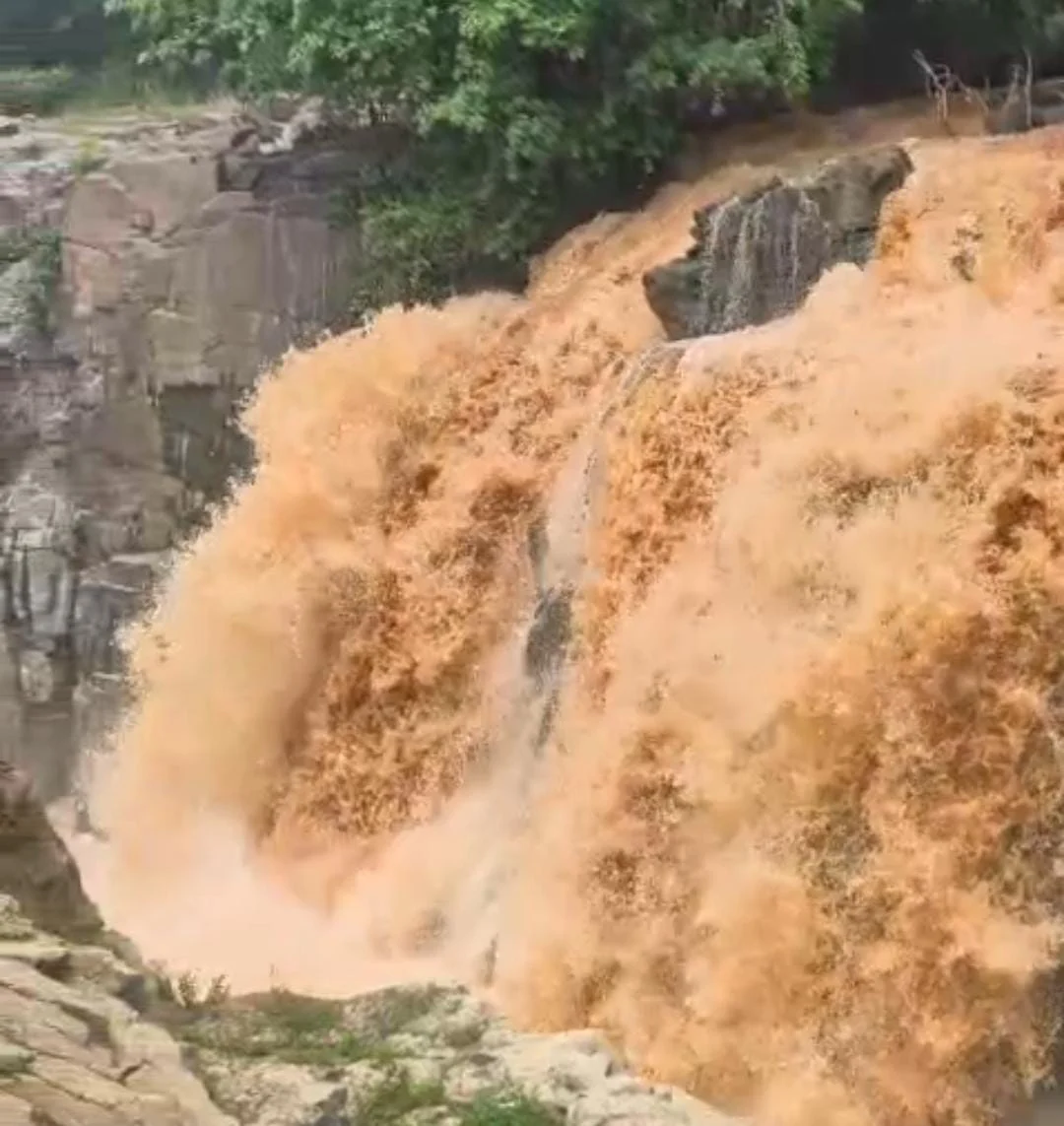 ஒகேனக்கல் சின்னாறு பகுதியில் காட்டாற்று வெள்ளம் : பொதுமக்கள் மகிழ்ச்சி