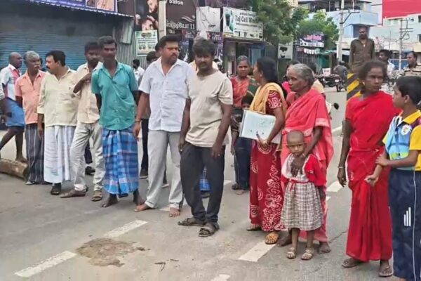 குடியிருப்பு பகுதிக்கு அருகே கொட்டப்படும் குப்பைகள் : பொதுமக்கள் சாலை மறியல்