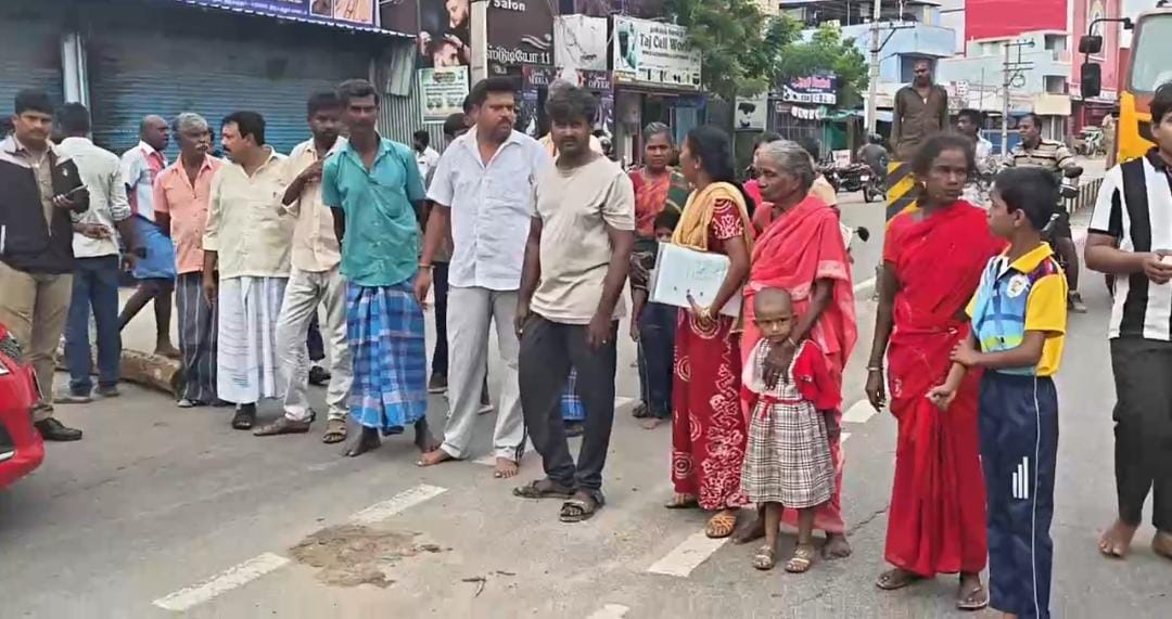 குடியிருப்பு பகுதிக்கு அருகே கொட்டப்படும் குப்பைகள் : பொதுமக்கள் சாலை மறியல்