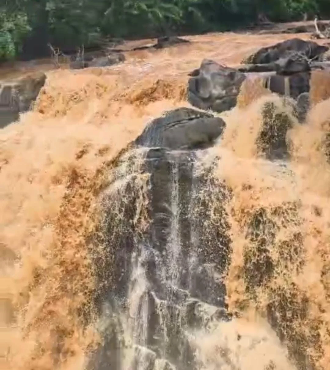 செந்நிற காவிரி நீர் : ஒகேனக்கல் கூட்டுக் குடிநீர் திட்டம் தற்காலிக நிறுத்தம் - 2 மாவட்ட மக்களுக்கு ஆட்சியர் அறிவுறுத்தல்