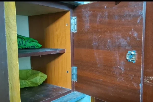 அரசுப்பள்ளி ஆசிரியை வீட்டில் ரூ.20 லட்சம் நகை திருட்டு : பட்டப்பகலில் துணிகரம்