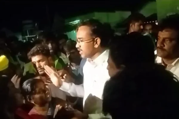 தாராபுரம் : “வாக்கு கேட்டு வராதீர்கள்” – அமைச்சர் அருண்ராஜிடம் வாக்குவாதம்;