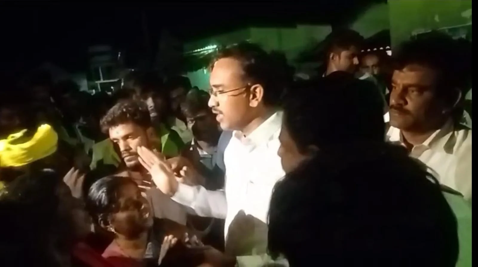 தாராபுரம் : “வாக்கு கேட்டு வராதீர்கள்” – அமைச்சர் அருண்ராஜிடம் வாக்குவாதம்;