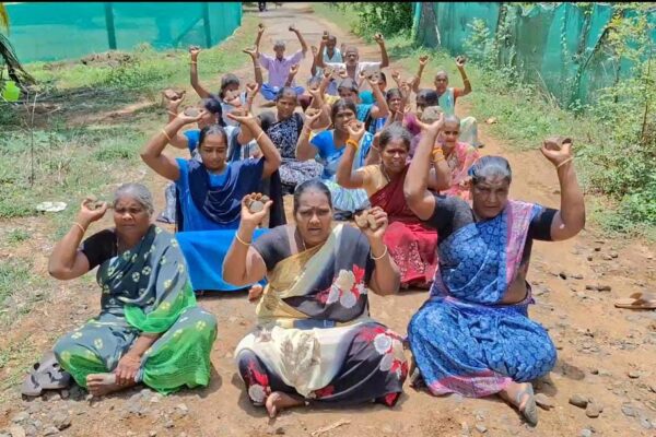 சேதமடைந்த சாலை : கப்பி கற்களை ஏந்தி பெண்கள் போராட்டம்