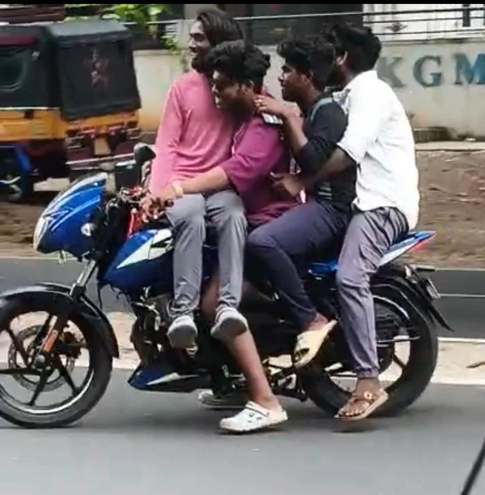 ஒரே டூவிலரில் 4 பேர் பயணம் - போலீசார் நடவடிக்கை எடுக்க கோரிக்கை