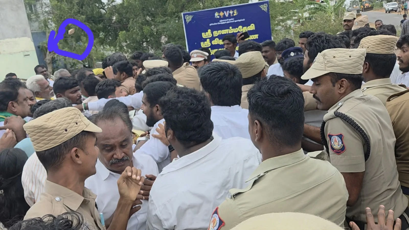 தவெக எம்எல்ஏ மீது பொதுமக்கள் கல்வீச்சு : சூலூரில் பரபரப்பு