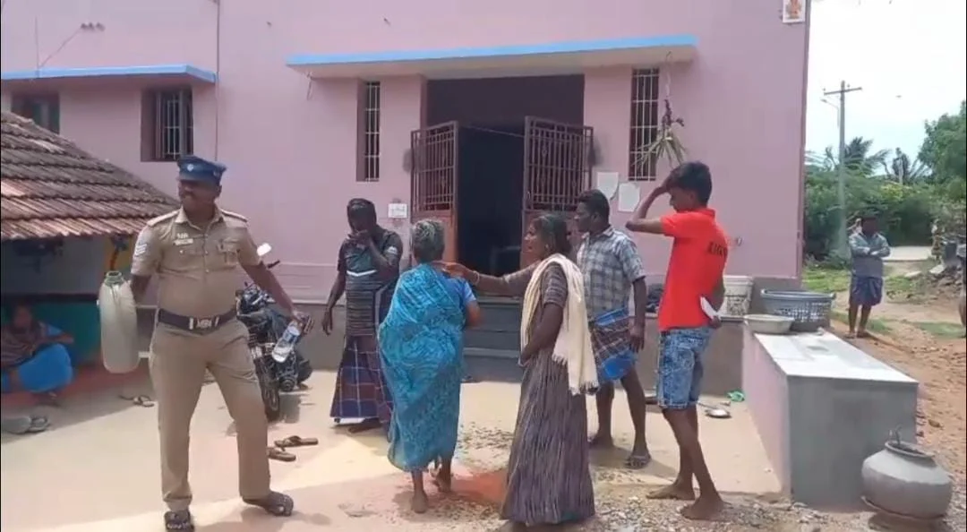குளித்தலை அருகே ஆக்கிரமிப்பு அகற்றம் : மண்ணெண்ணெய் ஊற்றி தற்கொலைக்கு முயன்றவரால் பரபரப்பு