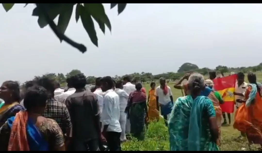 கல்குவாரியை மூடியது மரகதம் குமரவேலா? : கிராம மக்கள் வாக்குவாதம், தவெகவினர் விரட்டியடிப்பு