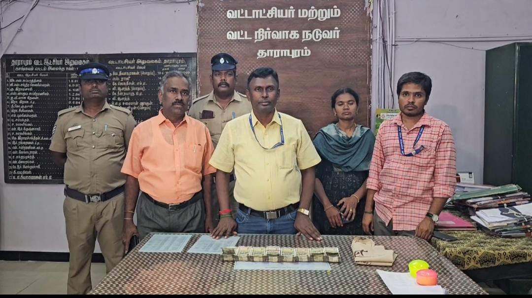 சாலையோரம் கிடந்த ரூ.3.80 லட்சம் : கருவூலத்தில் ஒப்படைத்த தேர்தல் பறக்கும் படையினர்