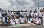திருமூர்த்தி அணையிலிருந்து தண்ணீர் திறக்கக் கோரி பொள்ளாச்சி - திண்டுக்கல் நான்கு வழிச்சாலையில் விவசாயிகள் சாலை மறியல் : போக்குவரத்து பாதிப்பு