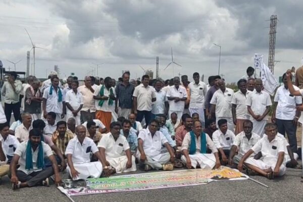திருமூர்த்தி அணையிலிருந்து தண்ணீர் திறக்கக் கோரி பொள்ளாச்சி - திண்டுக்கல் நான்கு வழிச்சாலையில் விவசாயிகள் சாலை மறியல் : போக்குவரத்து பாதிப்பு