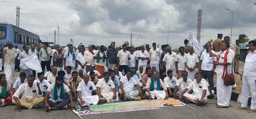 திருமூர்த்தி அணையிலிருந்து தண்ணீர் திறக்கக் கோரி பொள்ளாச்சி - திண்டுக்கல் நான்கு வழிச்சாலையில் விவசாயிகள் சாலை மறியல் : போக்குவரத்து பாதிப்பு