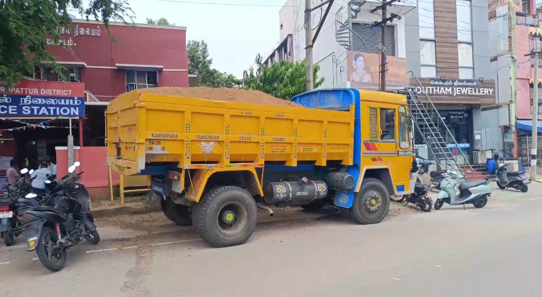 நாட்றம்பள்ளி அருகே மண் கடத்தல் டிப்பர் லாரி பறிமுதல் : ஓட்டுநர் தப்பி ஓட்டம்
