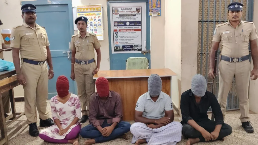 முதியவரை காரில் கடத்தி நகை பறிப்பு - இளம்பெண் உள்பட 4 பேர் கைது