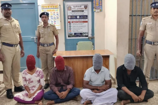 முதியவரை காரில் கடத்தி நகை பறிப்பு - இளம்பெண் உள்பட 4 பேர் கைது